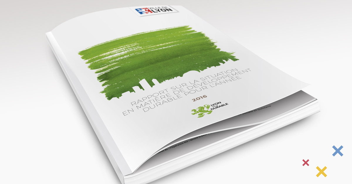 Couverture dos carré collé du rapport d’activité sur la situation en matière de développement durable de la Ville de Lyon 2016 dont la mise en page est signée exéfree